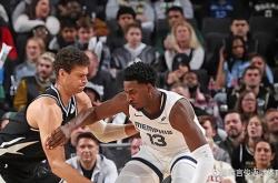 开云体育官方网站-雄鹿负于灰熊双杀失利，字母哥绝望离场