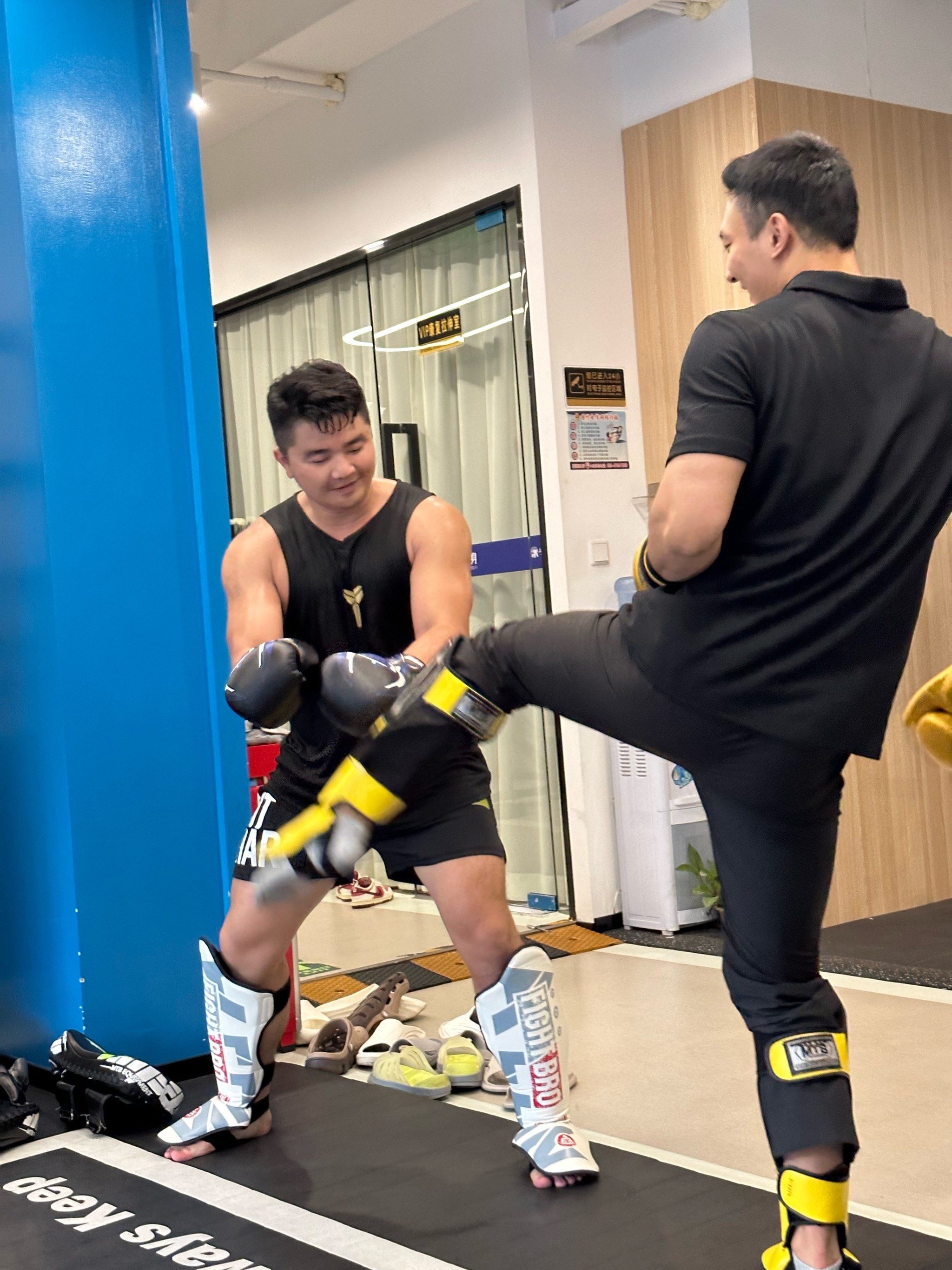 雄风披靡拳击选手拳拳到位战胜对手 雄风披靡拳击选手拳拳到位战胜对手
