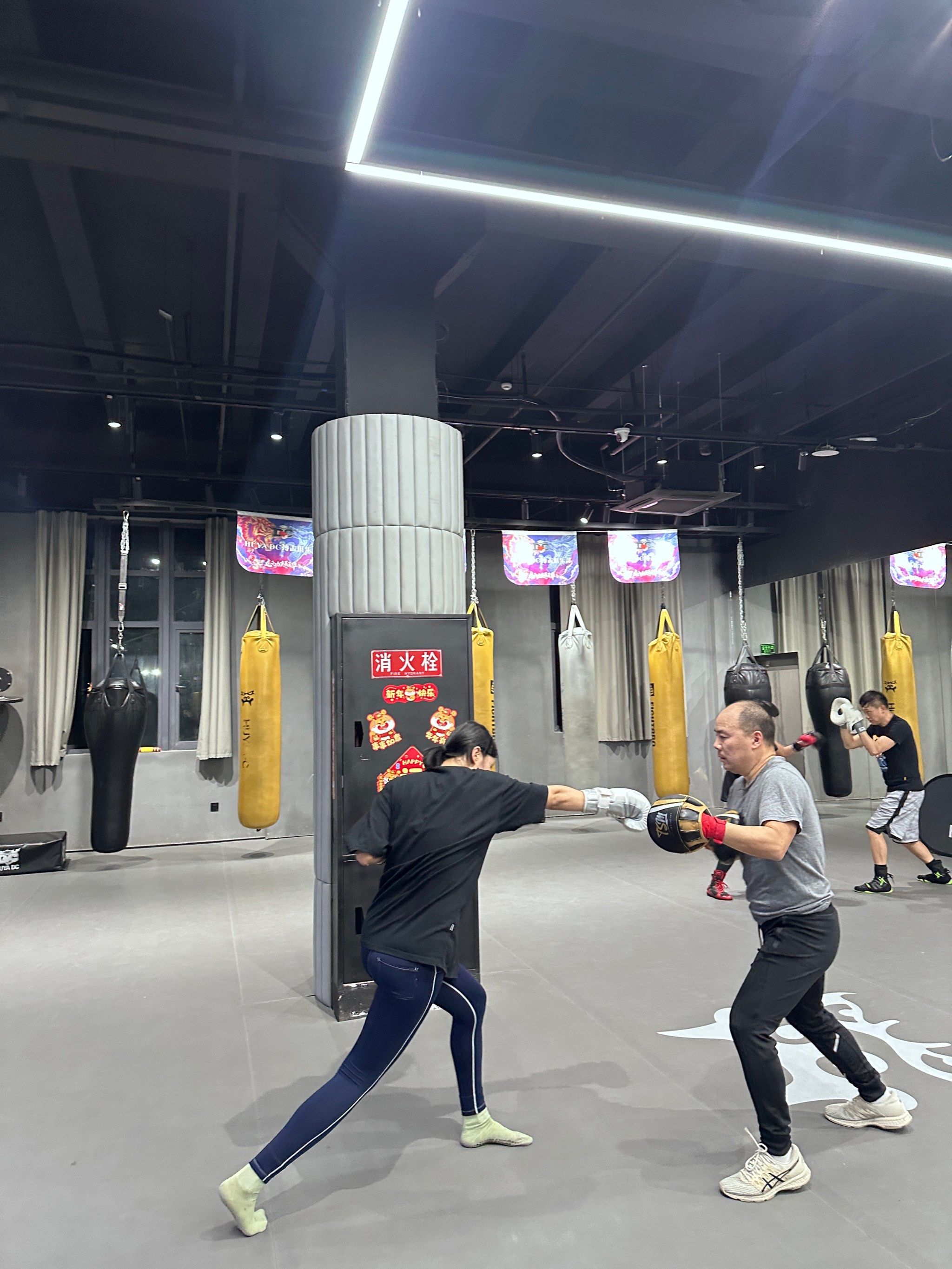 雄风披靡拳击选手拳拳到位战胜对手 雄风披靡拳击选手拳拳到位战胜对手