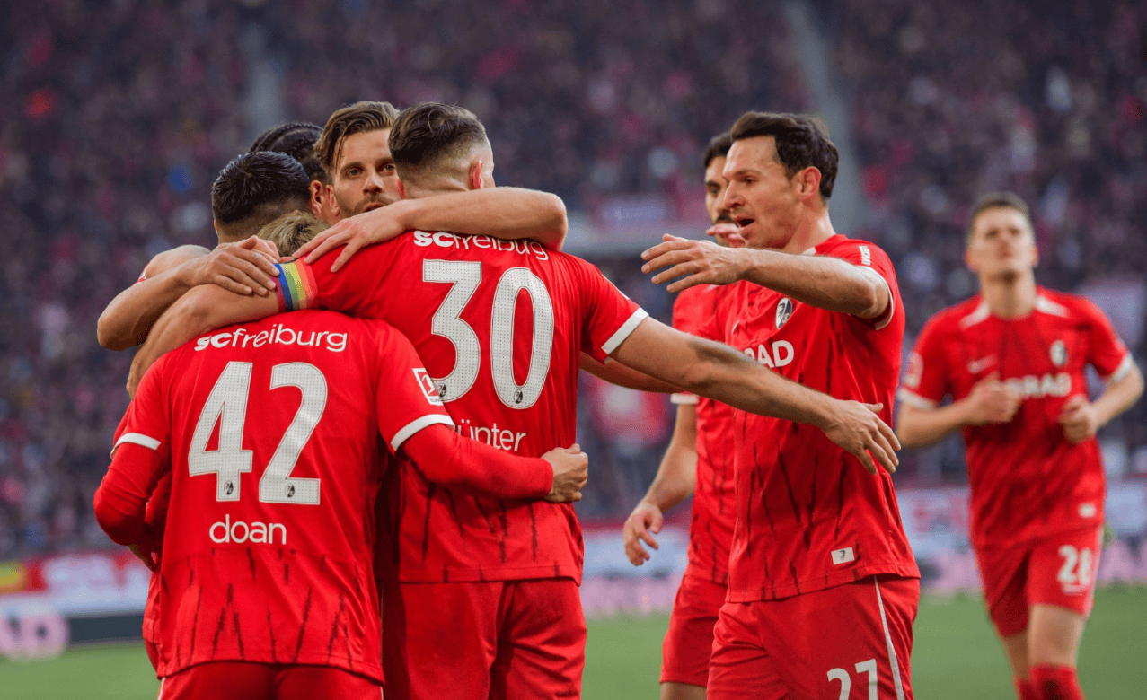 弗赖堡队员踢出火爆表现，赢得球迷喝彩