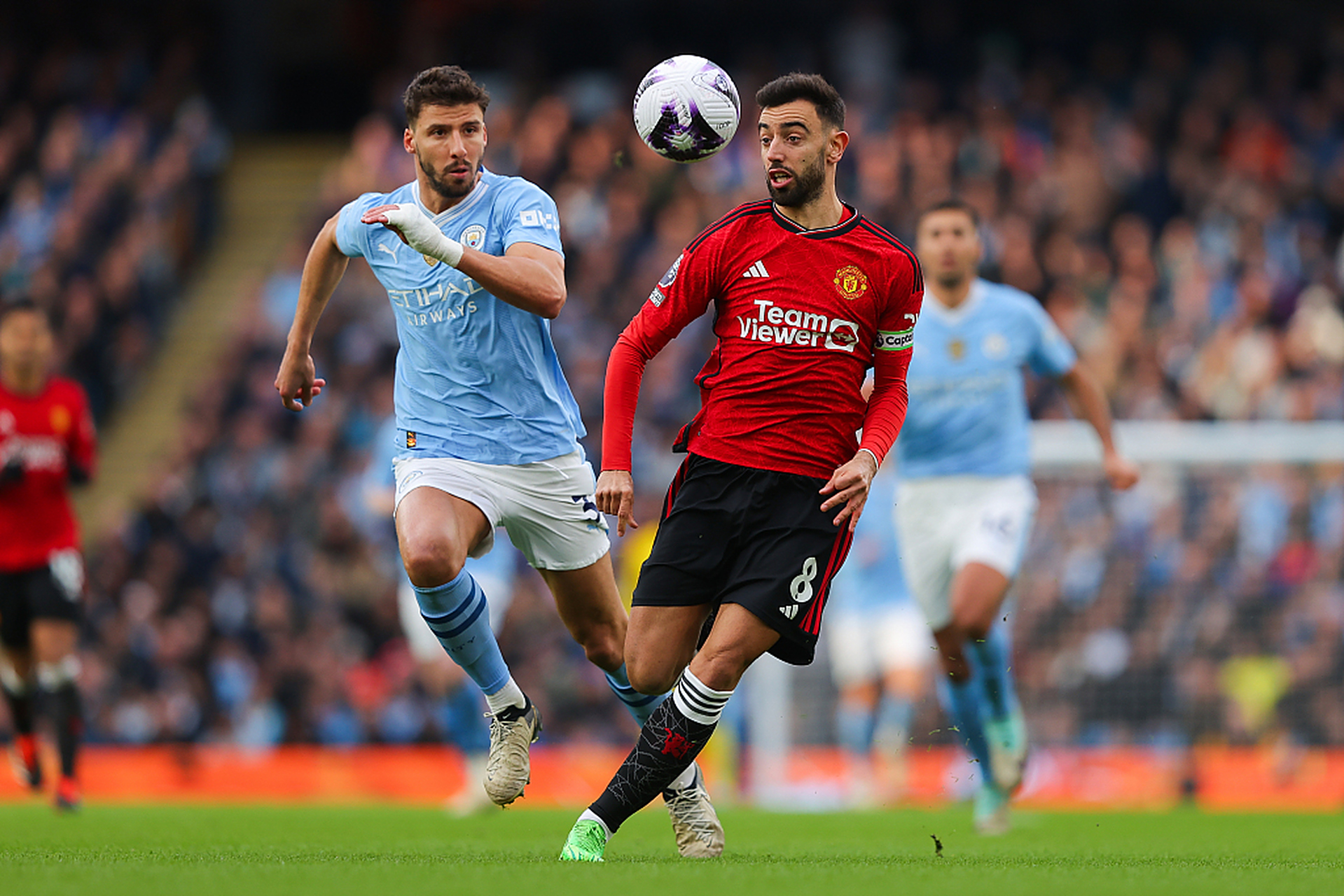 关于伯恩利客场击败曼联，降级前景渐渐好转的信息