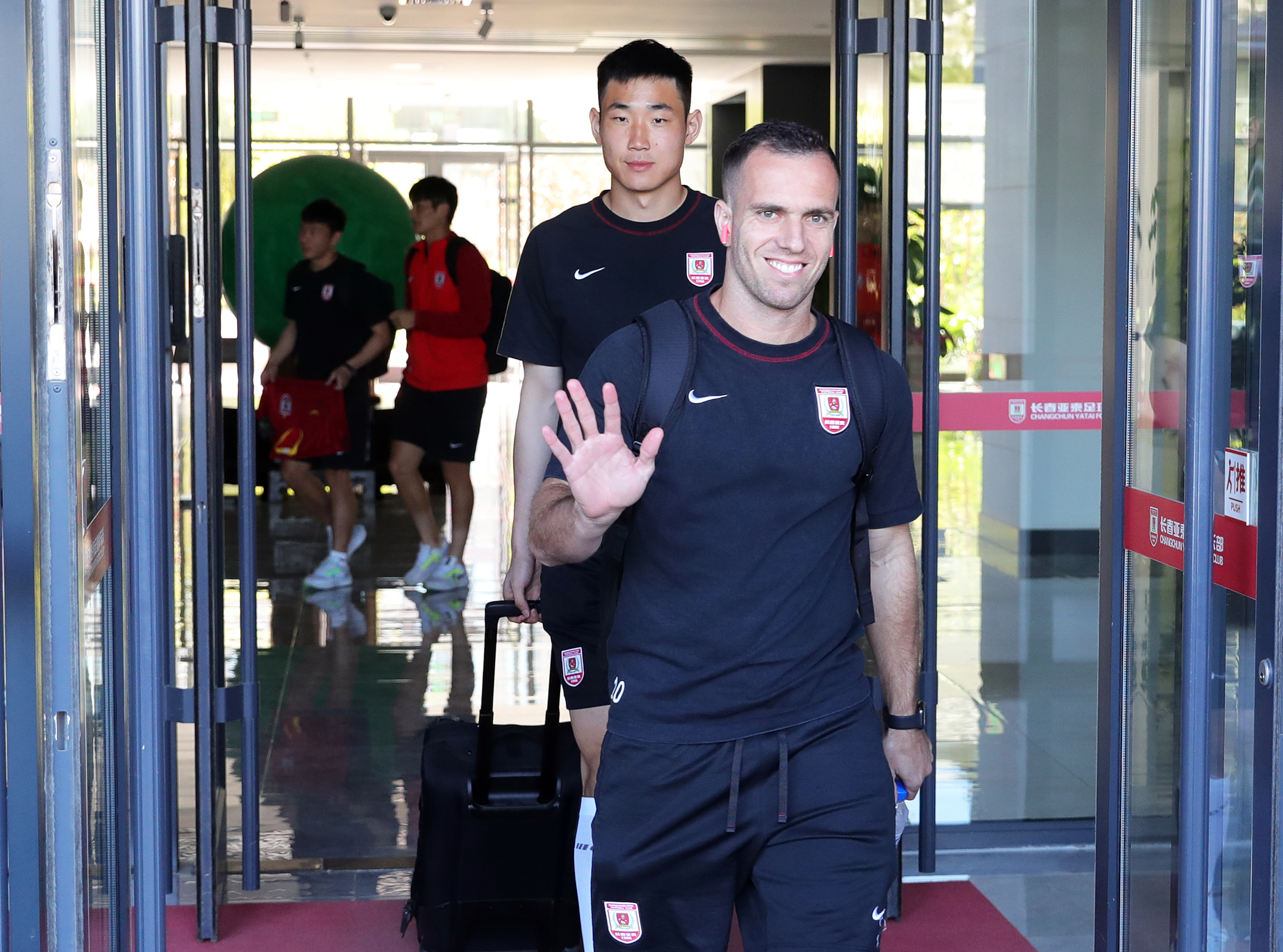 上港大胜国安，全队士气飚升上港全队士气大涨，大胜国安