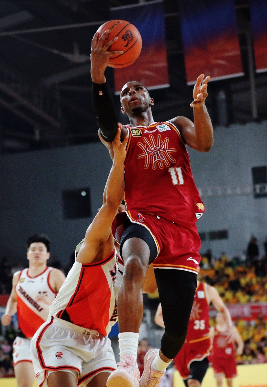 外援巨星表现抢眼,助队斩获胜利 外援巨星表现抢眼,助队斩获胜利