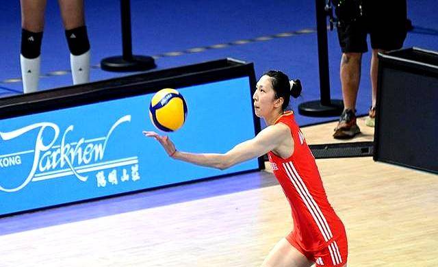 口水战升温,足球场上各国队伍拼力角逐! 口水战升温,足球场上各国队伍拼力角逐!