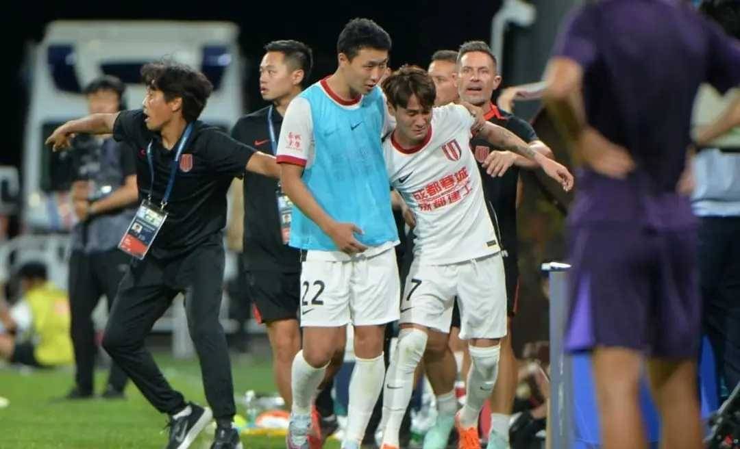 口水战升温,足球场上各国队伍拼力角逐! 口水战升温,足球场上各国队伍拼力角逐!