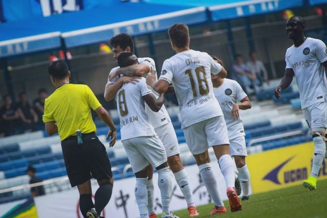 广州富力发威先负于背后，换人换阵风开背景的简单介绍