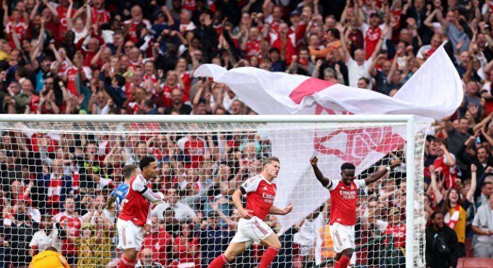 阿森纳前锋精准射门，连续进球