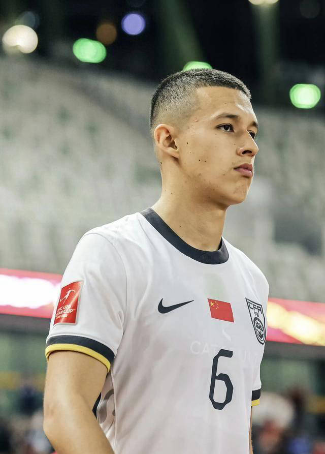 欧洲足球赛季收官战打响，中国球员崭露头角