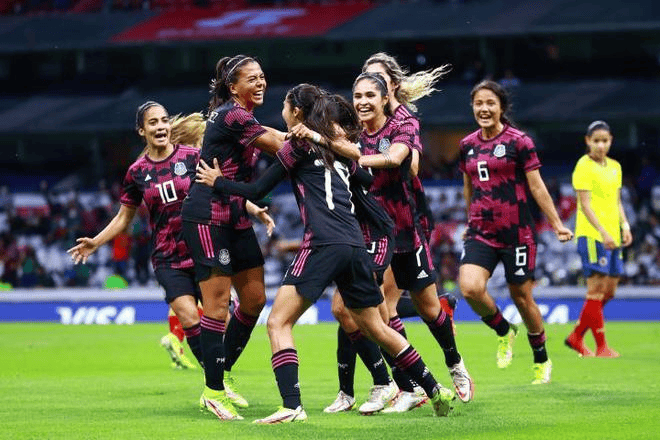 包含美国女足在对决日本足球队中获胜美国队胜日本队，实现胜利的词条