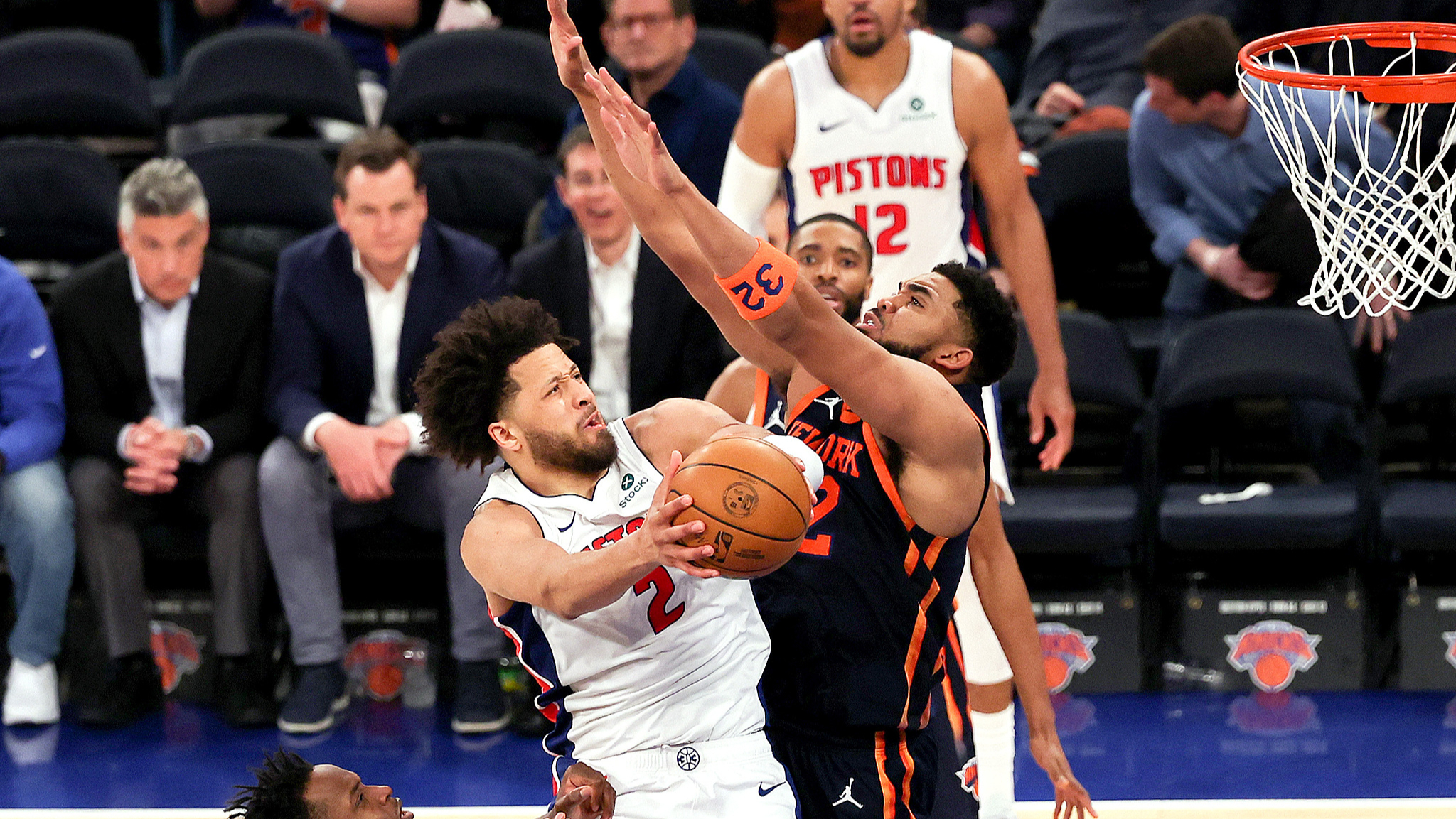 老鹰战胜尼克斯2比1领先