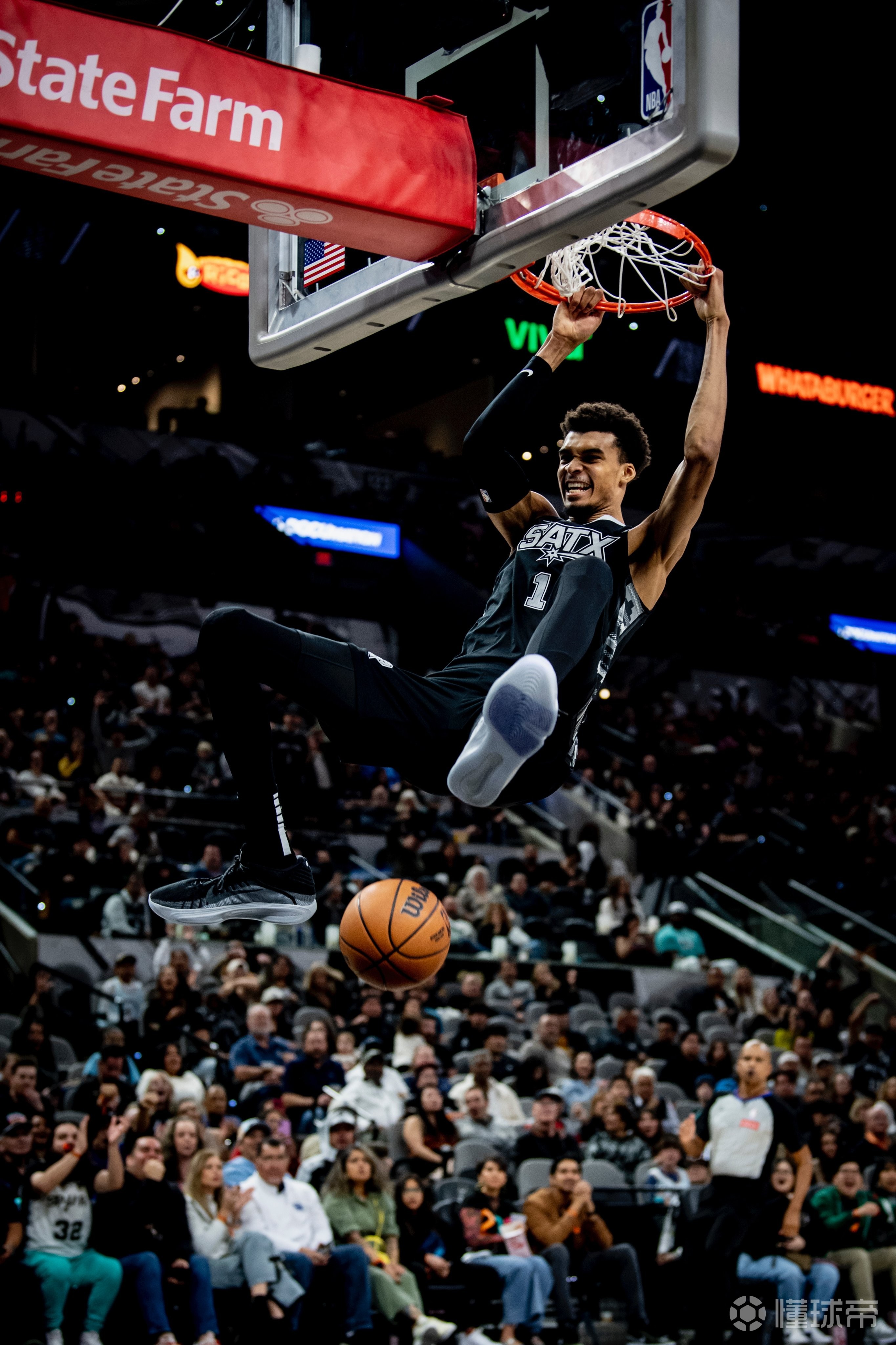 马刺逆转赢下掘金，近期表现亮眼