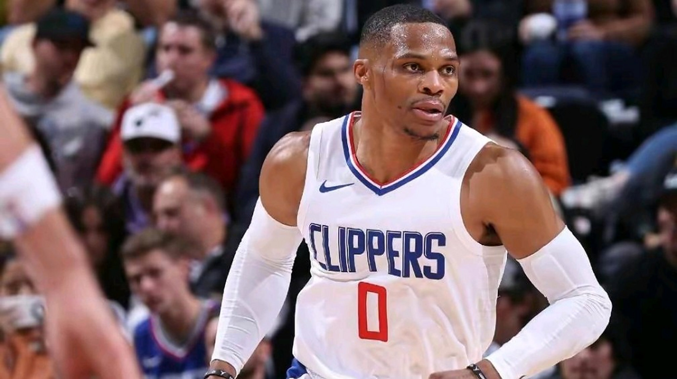 快船主场力克马刺，连胜达到六场