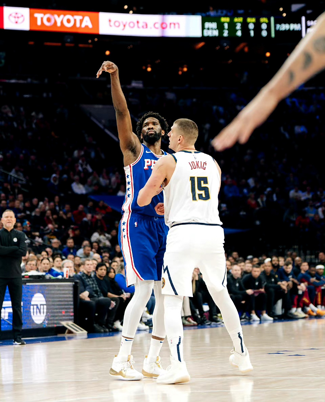 76人客场大胜掘金，恩比德狂砍30+10的简单介绍