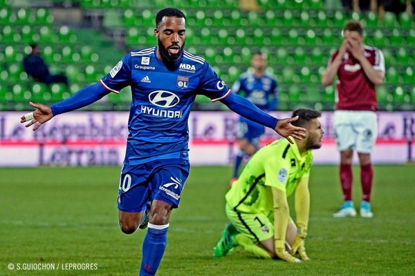 包含里昂队经过艰苦训练，备战下一场比赛的词条